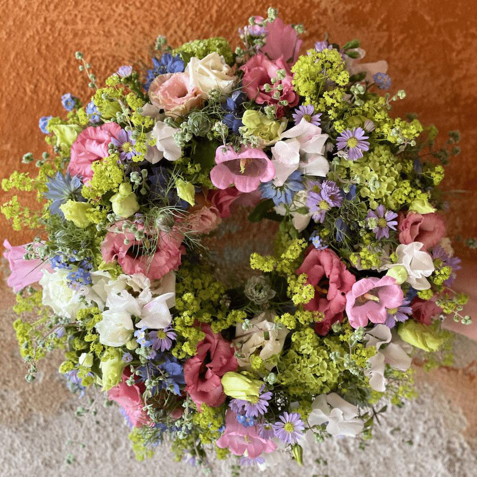 Krans med markblomster